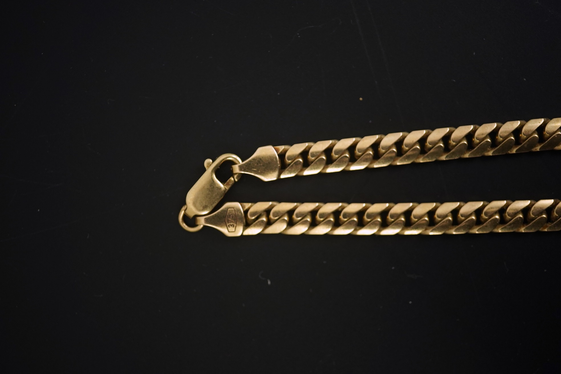 A modern 9ct gold curb link chain